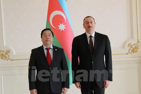 L'ambassadeur Nguyen Thanh Son et le président de l'Azerbaïdjan, Ilham Aliev. (Photo : Cao Cường/Vietnam+)